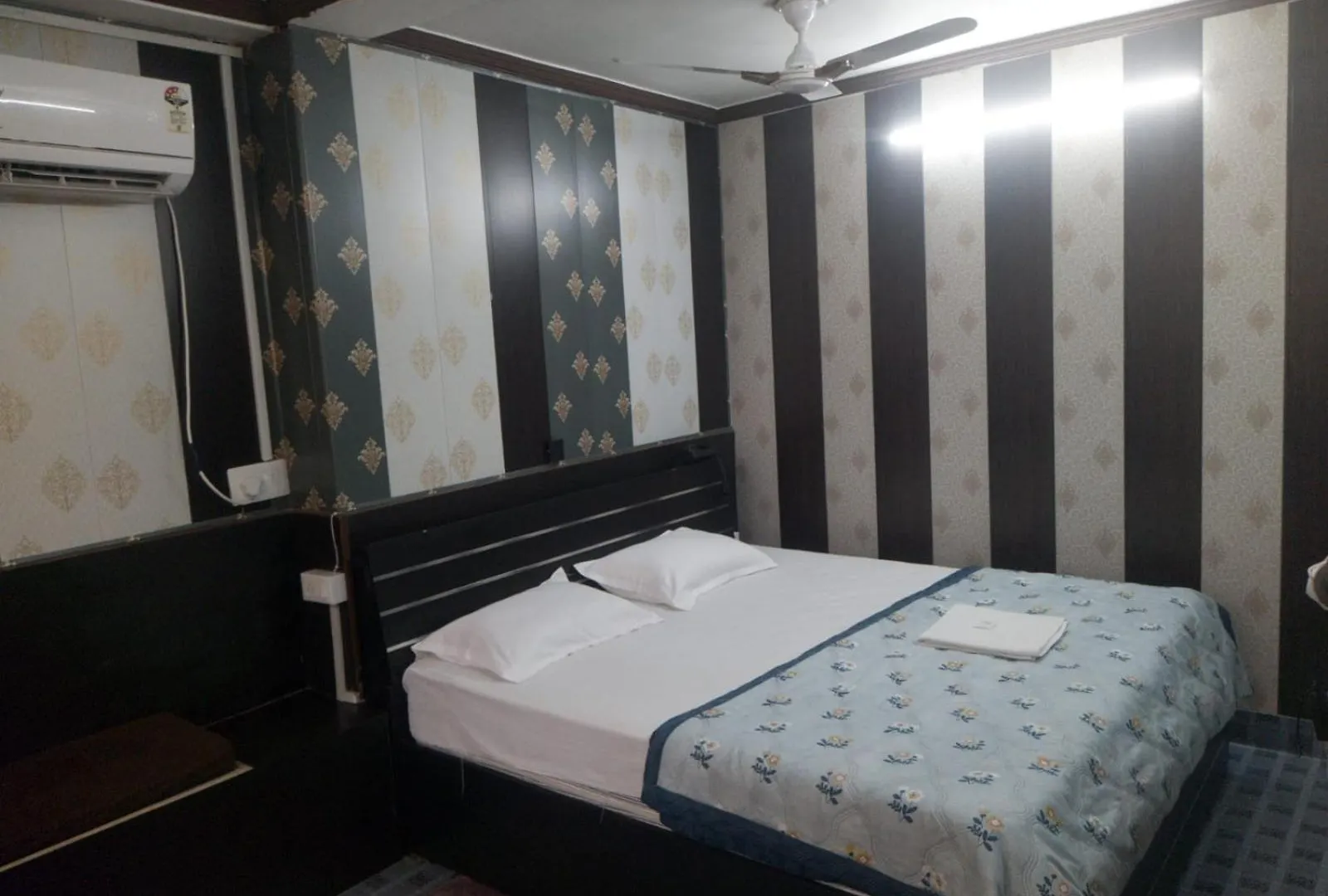 ***  Hotel Regard Varanasi India